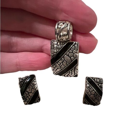 Silver & black pendant with matching pierced earrings. - Picture 1 of 5